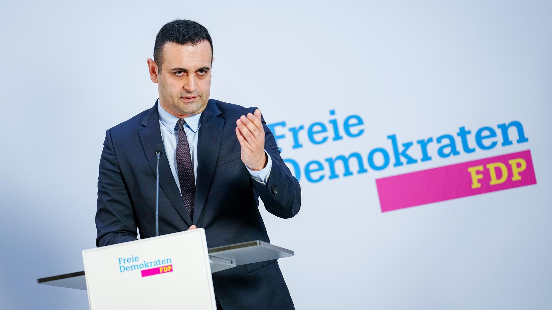 Bijan Djir-Sarai, designierter FDP-Generalsekretär, spricht auf einer Pressekonferenz zu den Medienvertretern. Bijan Djir-Sarai, designierter FDP-Generalsekretär, spricht auf einer Pressekonferenz zu den Medienvertretern.