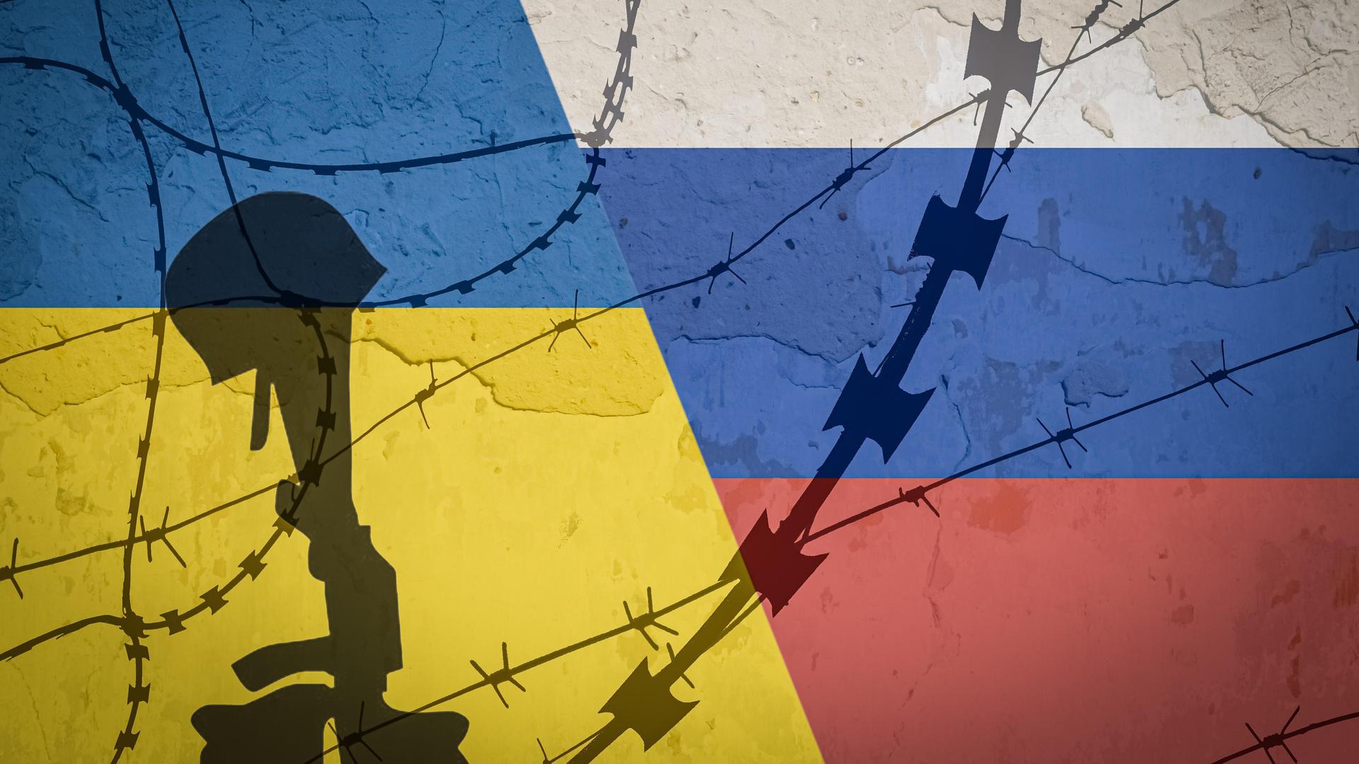 Schatten von Militärhelm, Maschinengewehr und Stacheldraht vor einer in den Farben der Ukraine und Russlands bemalten Wand Schatten von Militärhelm, Maschinengewehr und Stacheldraht vor einer in den Farben der Ukraine und Russlands bemalten Wand