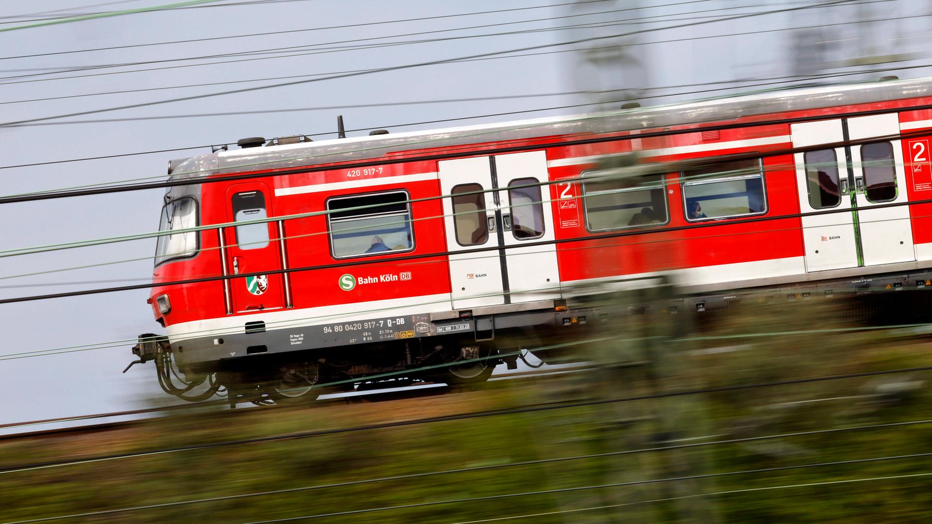 Eine S-Bahn der Deutschen Bahn fährt auf einem Gleis nahe des Bahnhof Köln. Eine S-Bahn der Deutschen Bahn fährt auf einem Gleis nahe des Bahnhof Köln.