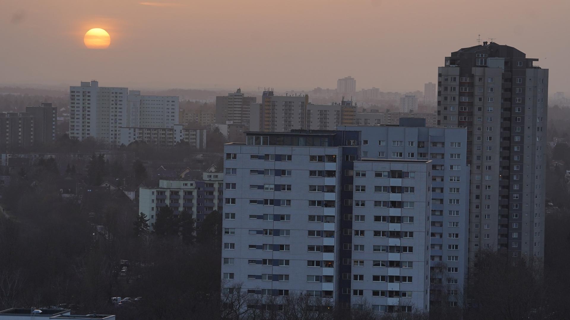 Blick auf die Gropiusstadt, die ursprüngliche Vision des Architekten sah ganz anders aus, der Zuzug zur Stadt machte die Schaffung von deutlich mehr Wohnraum nötig. Blick auf die Gropiusstadt, die ursprüngliche Vision des Architekten sah ganz anders aus, der Zuzug zur Stadt machte die Schaffung von deutlich mehr Wohnraum nötig.