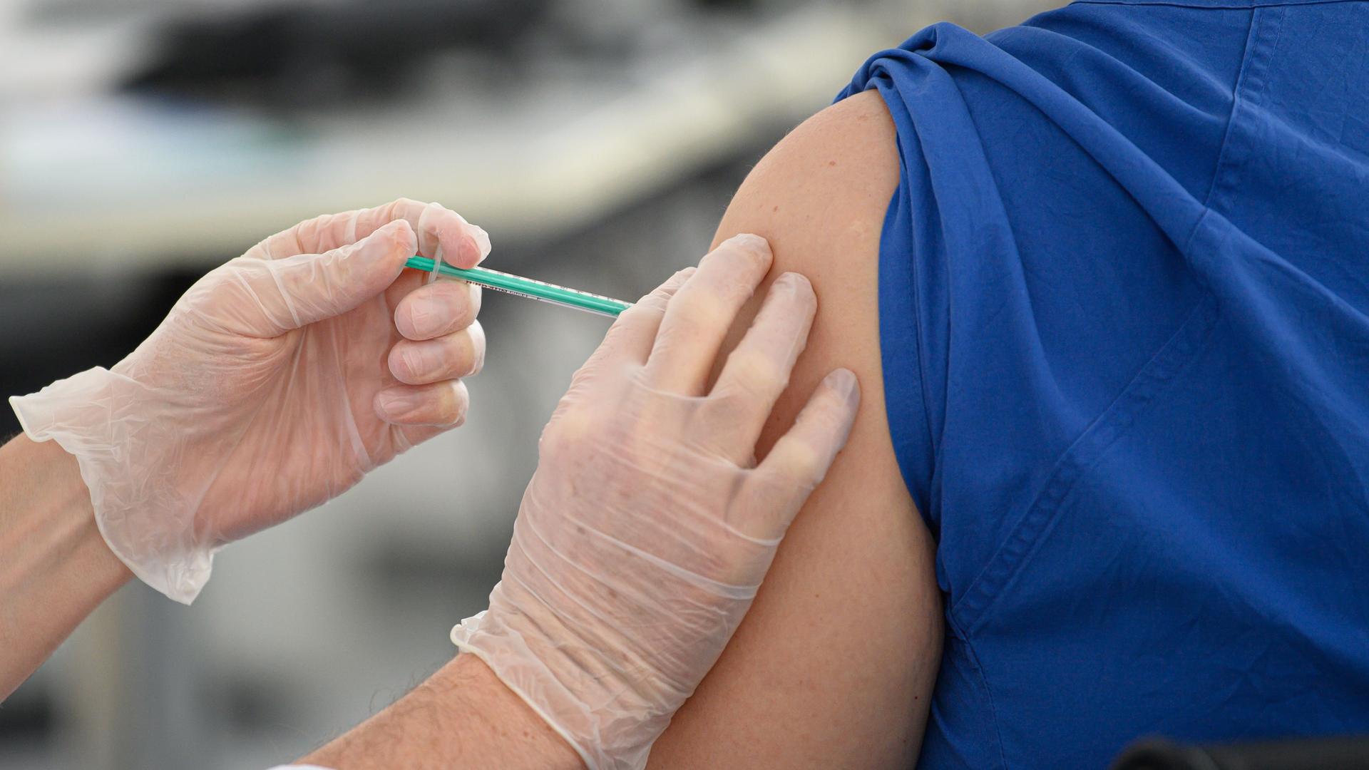 Eine Pflegerin wird gegen das Coronavirus geimpft. Eine Pflegerin wird gegen das Coronavirus geimpft.