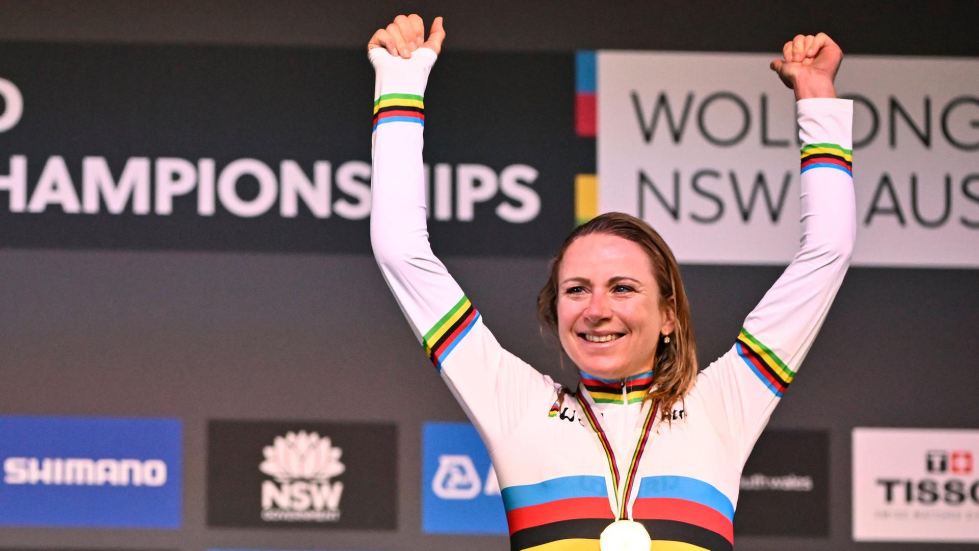 Anime Van Vleuten vierde feest op het podium in de regenbooggestreepte wereldkampioenstrui.