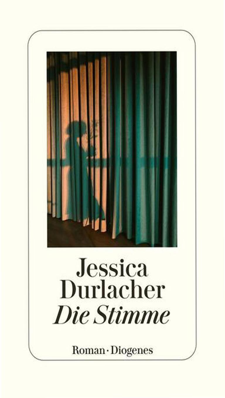 Das Cover des Buchs „Die Stimme“ von Jessica Durlacher zeigt den Schatten einer Frau, der auf einen Bühnenvorhang fällt.
