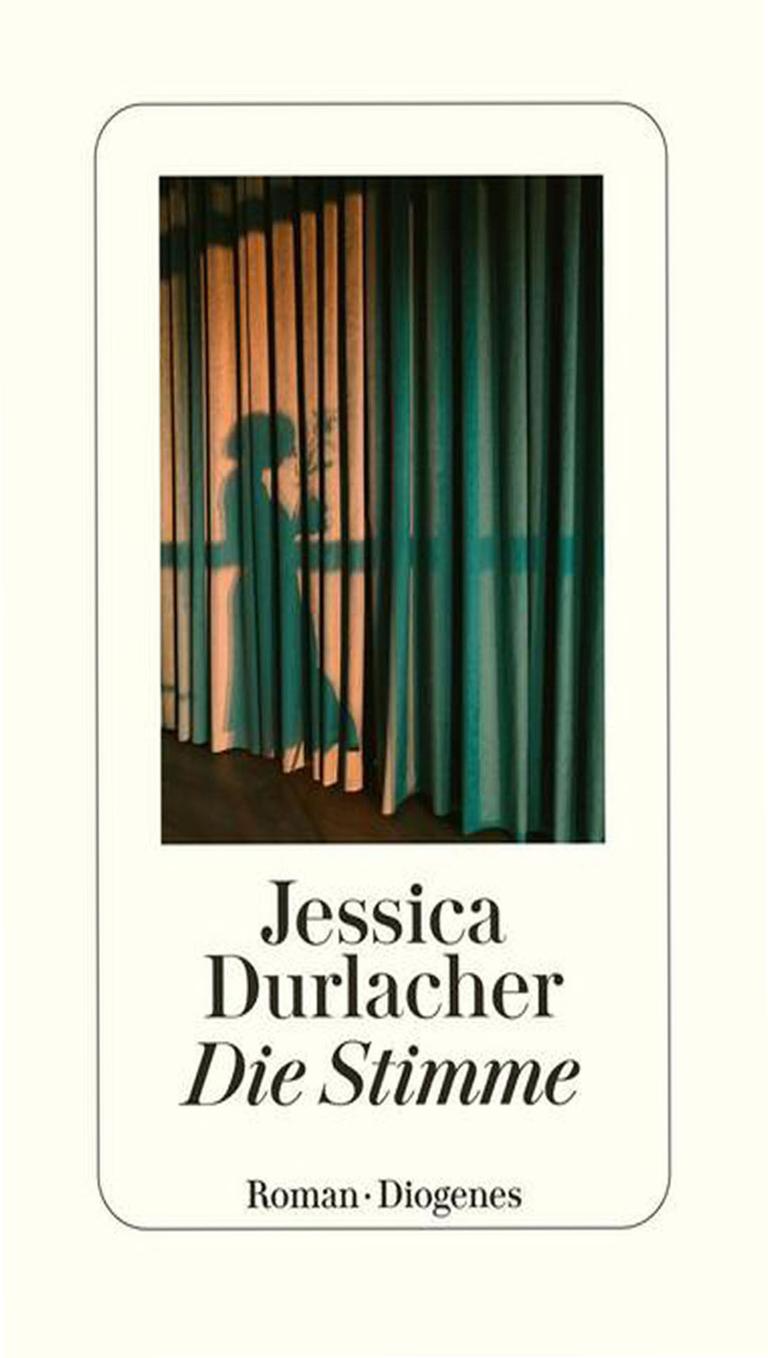 Das Cover des Buchs „Die Stimme“ von Jessica Durlacher zeigt den Schatten einer Frau, der auf einen Bühnenvorhang fällt.
Das Cover des Buchs „Die Stimme“ von Jessica Durlacher zeigt den Schatten einer Frau, der auf einen Bühnenvorhang fällt.