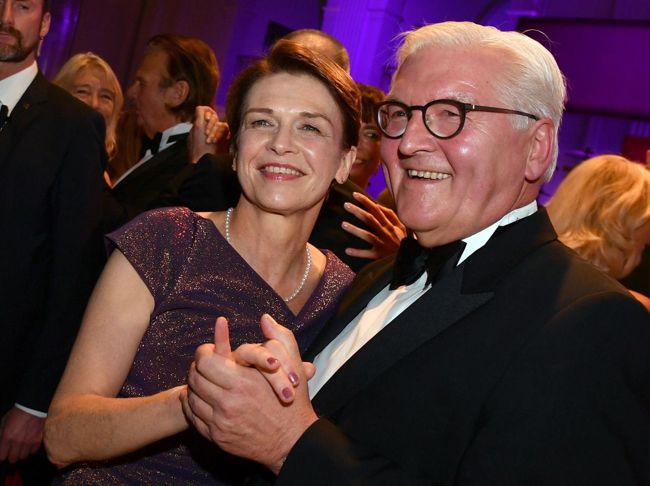 Berlin: Bundespräsident Frank-Walter Steinmeier und seine Frau Elke Büdenbender tanzen beim 68. Bundespresseball. Berlin: Bundespräsident Frank-Walter Steinmeier und seine Frau Elke Büdenbender tanzen beim 68. Bundespresseball.