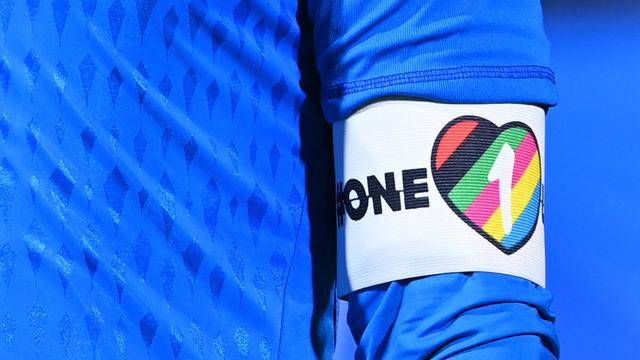 Torwart Manuel Neuer trägt eine Armbinde mit der Aufschrift "One Love" und einem Herz in Regenbogenfarben.