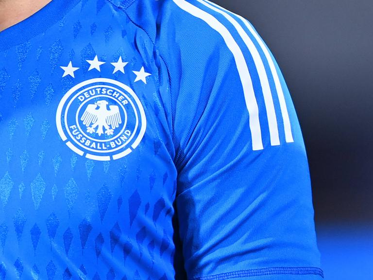Torwart Manuel Neuer trägt am 21.11.2022 eine Armbinde mit der Aufschrift "One Love" und einem Herz in Regenbogenfarben.
