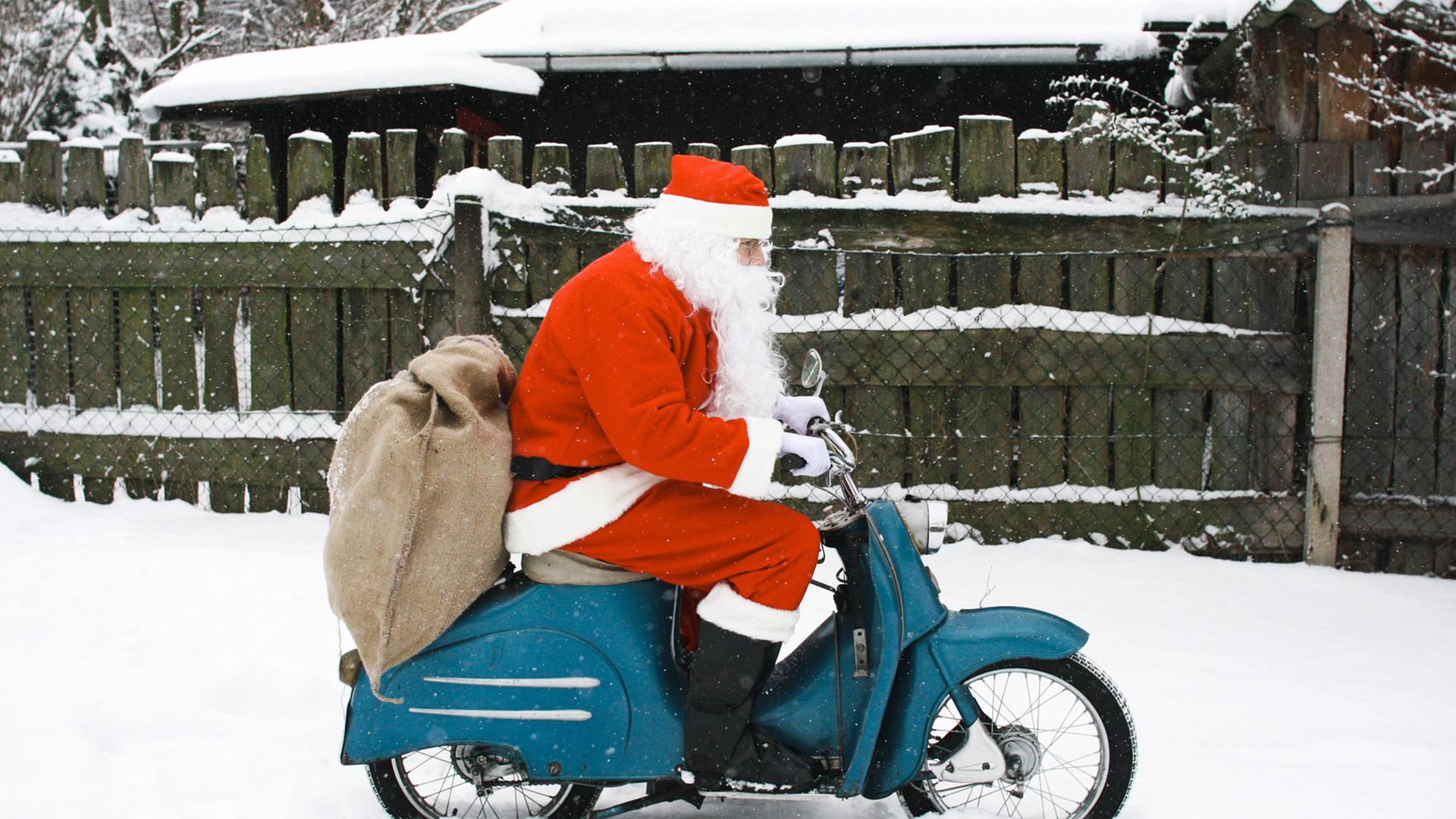 An dem alljährlichen Ritual und seinen zwanghaften Mustern scheint kein Weg vorbei zu führen., Weihnachtsmann, Motorrad, Schnee, Straße