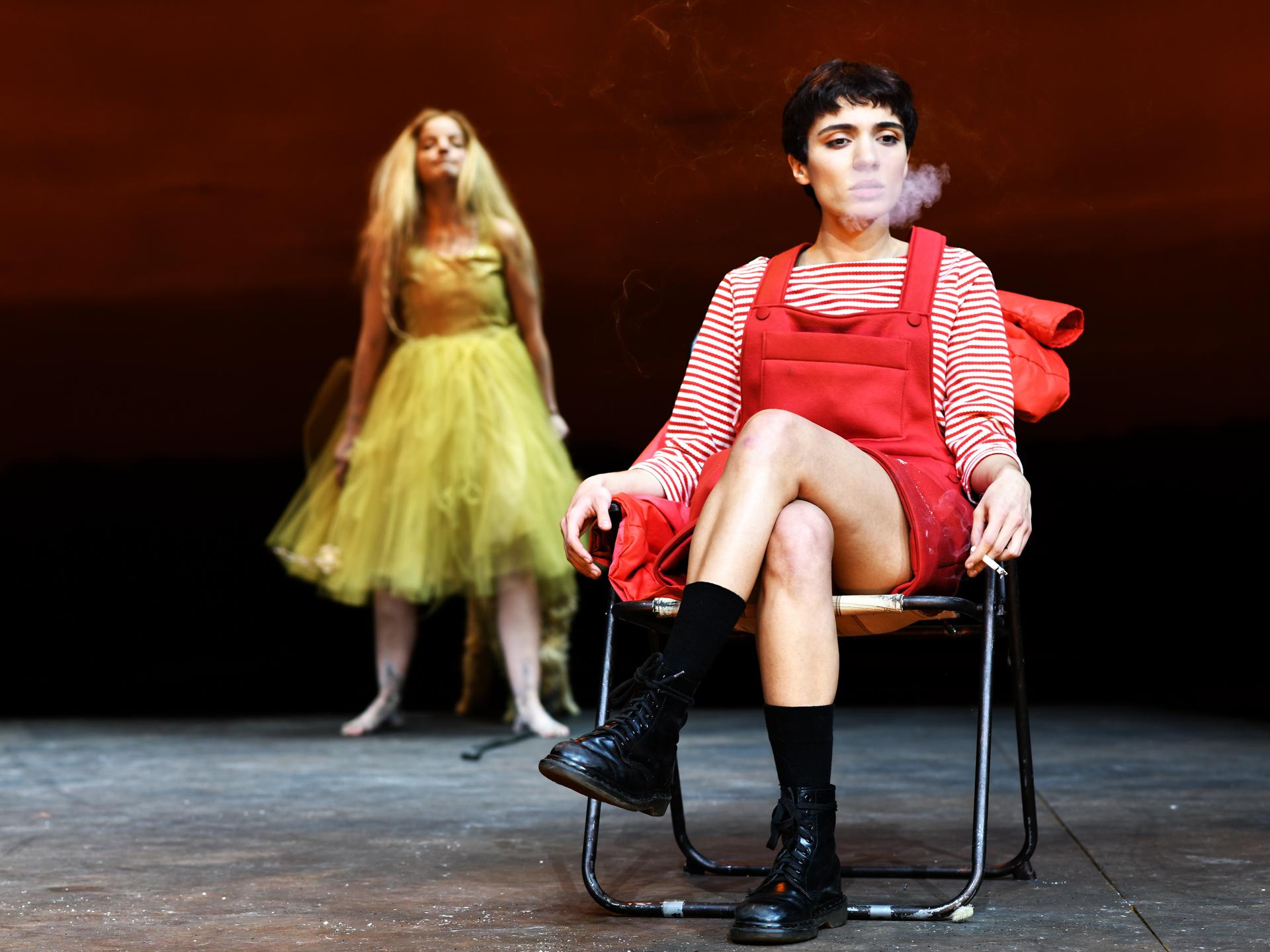 Szenenfoto aus Über Menschen mit Anne Stein und Maral Keshavarz am Volkstheater München.
