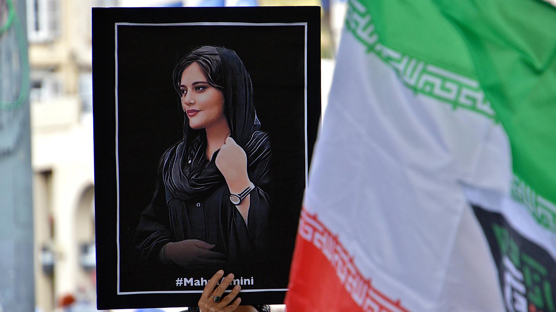 Eine Demonstrantin hält ein Plakat mit dem Bild von Mahsa Amini. Die Menschen versammelten sich in Marseille, um die Frauen und das iranische Volk zu unterstützen. Eine Demonstrantin hält ein Plakat mit dem Bild von Mahsa Amini. Die Menschen versammelten sich in Marseille, um die Frauen und das iranische Volk zu unterstützen.