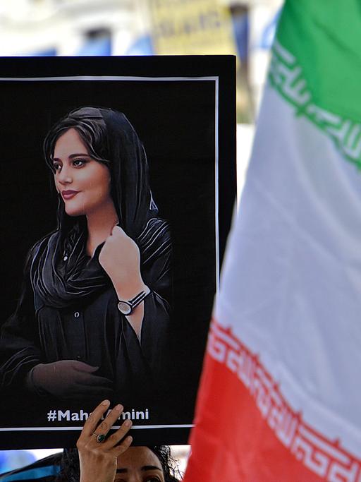 Eine Demonstrantin hält ein Plakat mit dem Bild von Mahsa Amini. Die Menschen versammelten sich in Marseille, um die Frauen und das iranische Volk zu unterstützen. 