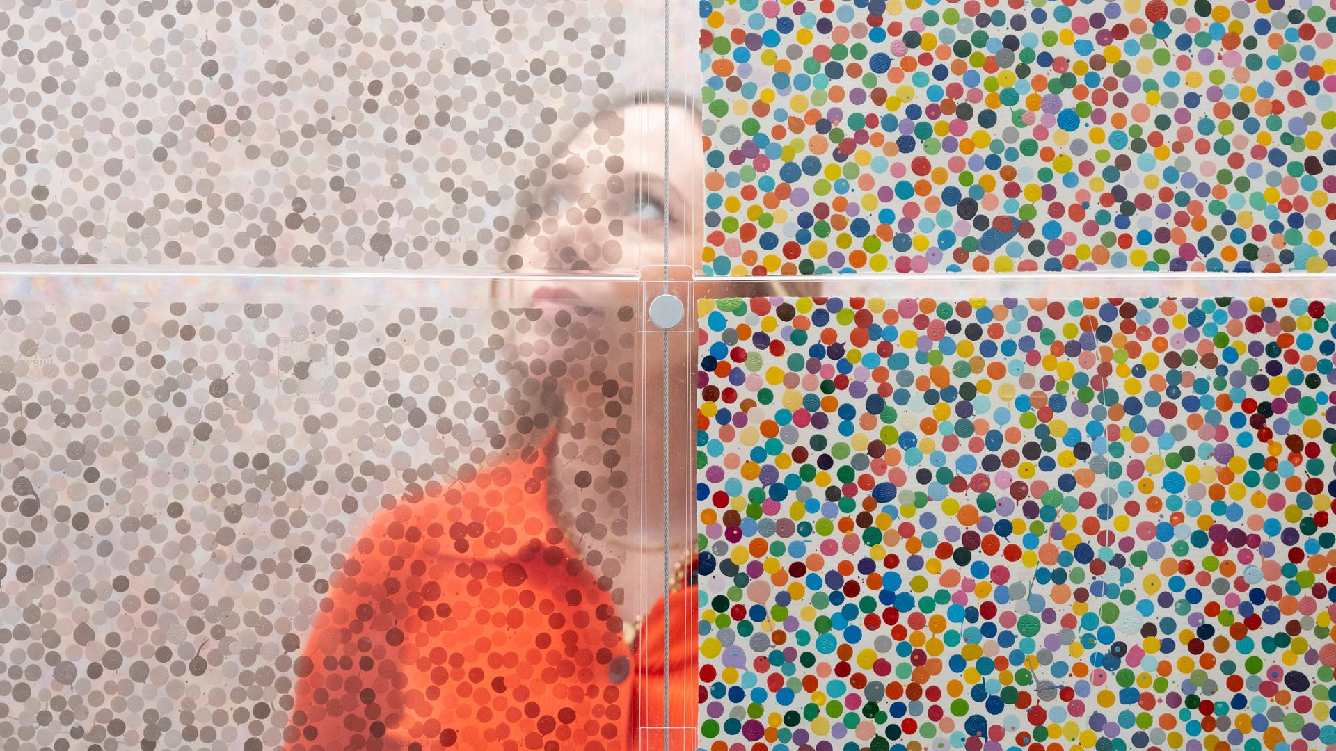 Bilder mit Punkten des britischen Künstlers Damien Hirst.  