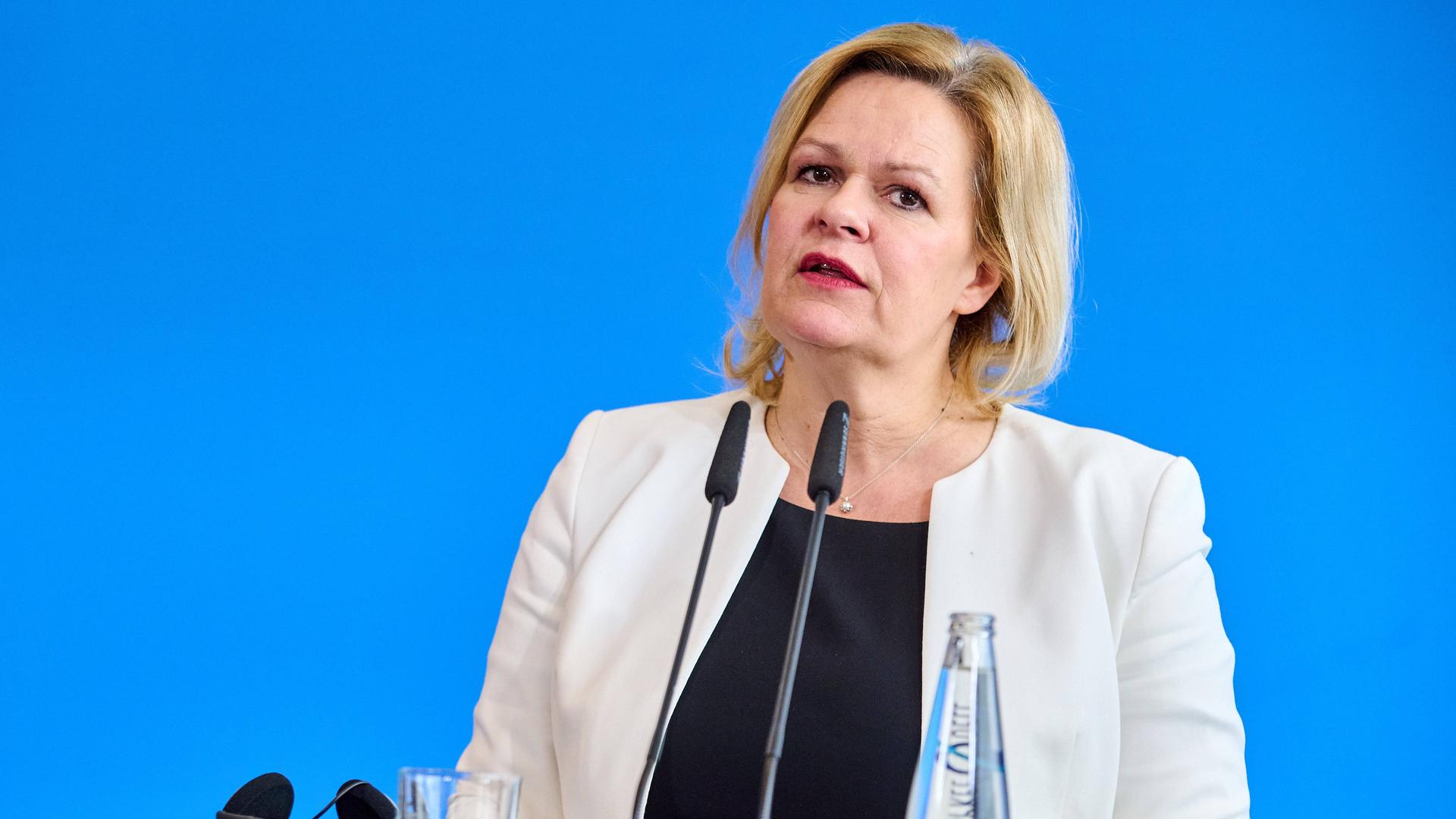 Bundes-Innen-Ministerin Nancy Faeser steht an einem Pult und redet. Bundes-Innen-Ministerin Nancy Faeser steht an einem Pult und redet.