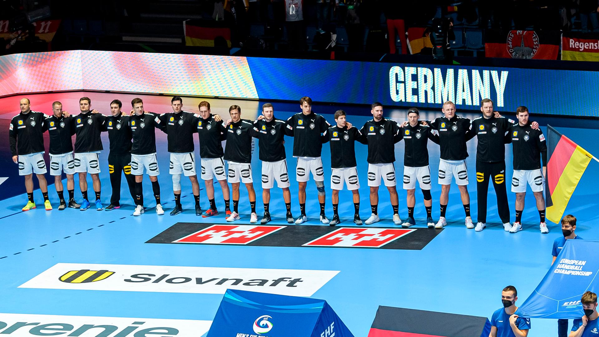 Die Spieler der deutschen Handball-Nationalmannschaft singen Arm in Arm die Nationalhymne vor dem EM-Spiel gegen Spanien
