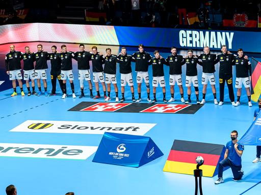 Die Spieler der deutschen Handball-Nationalmannschaft singen Arm in Arm die Nationalhymne vor dem EM-Spiel gegen Spanien