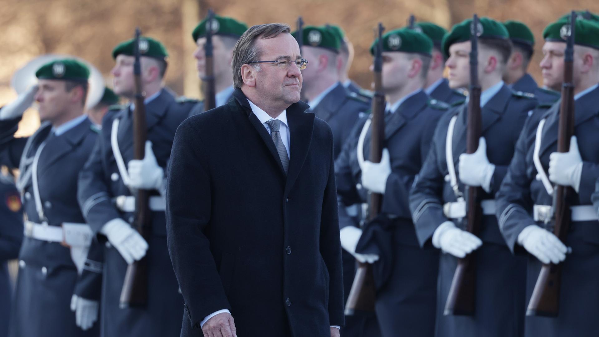 Der Verteidigungsminister Boris Pistorius kurz nach seiner Vereidigung vor salutierenden Soldaten der Bundeswehr am 19. Januar 2023.