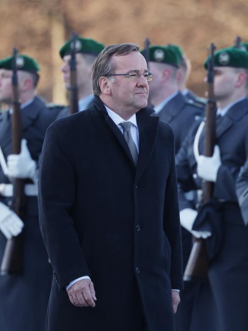 Der Verteidigungsminister Boris Pistorius kurz nach seiner Vereidigung vor salutierenden Soldaten der Bundeswehr am 19. Januar 2023.