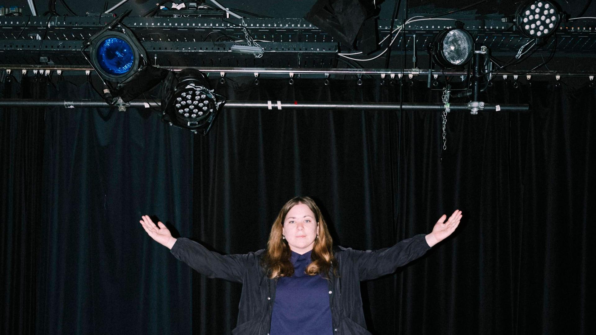 Stefanie Sargnagel auf der Bühne vom Theater Rabenhof. Stefanie Sargnagel auf der Bühne vom Theater Rabenhof.