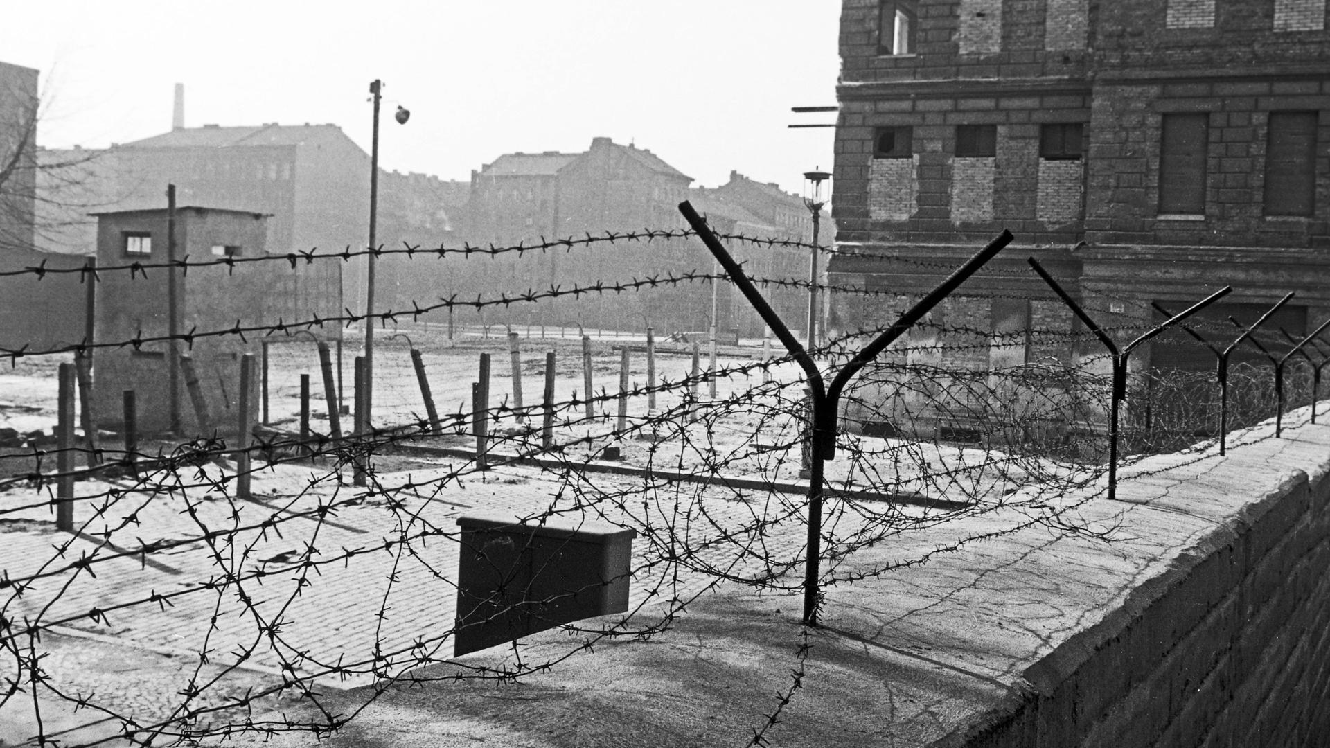 Berlin Mauer und Grenzanlagen in der Nähe der Bernauer Straße in Berlin, Deutschland 1963. Berlin Mauer und Grenzanlagen in der Nähe der Bernauer Straße in Berlin, Deutschland 1963.