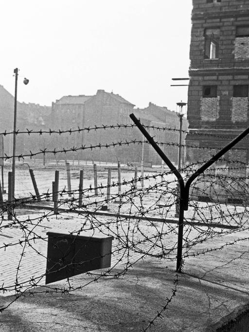 Berlin Mauer und Grenzanlagen in der Nähe der Bernauer Straße in Berlin, Deutschland 1963.