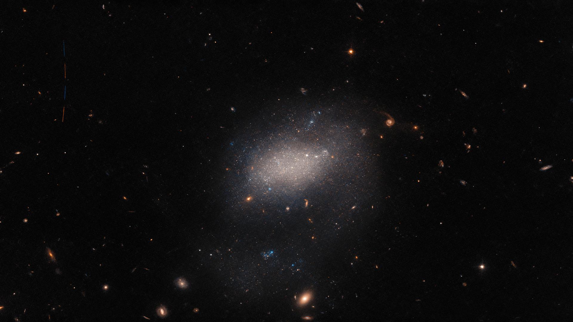 Galaxie UGC 7983 mit Asteroid im Vordergrund
  
