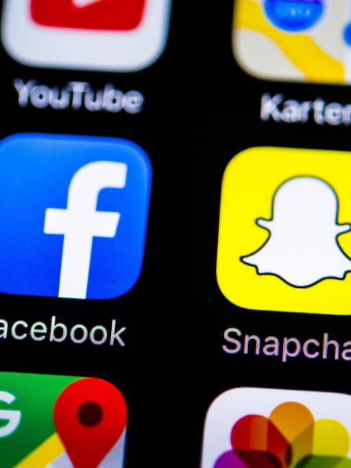 Verschiedene App-Icons auf einem Smartphone-Display, darunter Facebook, Snapchat und WhatsApp.