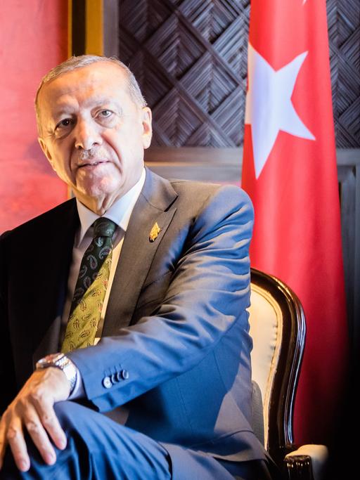 Recep Tayyip Erdogan, Präsident der Türkei, trifft Bundeskanzler Scholz bei einem bilateralen Gespräch beim G20-Gipfel. Die Gruppe der G20, der stärksten Industrienationen und aufstrebenden Volkswirtschaften, kommt für zwei Tage auf der indonesischen Insel Bali zusammen.