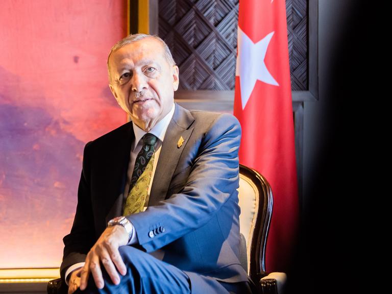 Recep Tayyip Erdogan, Präsident der Türkei, trifft Bundeskanzler Scholz bei einem bilateralen Gespräch beim G20-Gipfel. Die Gruppe der G20, der stärksten Industrienationen und aufstrebenden Volkswirtschaften, kommt für zwei Tage auf der indonesischen Insel Bali zusammen.