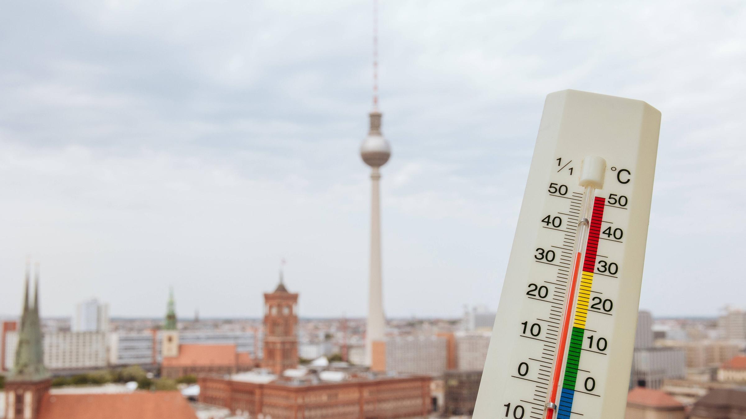 Hitze in Berlin. Thermometer bei 35 Grad Celsius im Zentrum von Berlin Mitte. 19.06.2022