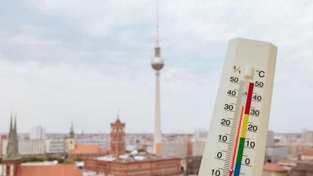 Hitze in Berlin. Thermometer bei 35 Grad Celsius im Zentrum von Berlin Mitte. 19.06.2022