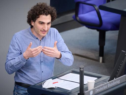 Linke-Parteivize Ates Gürpinar spricht im Bundestag.