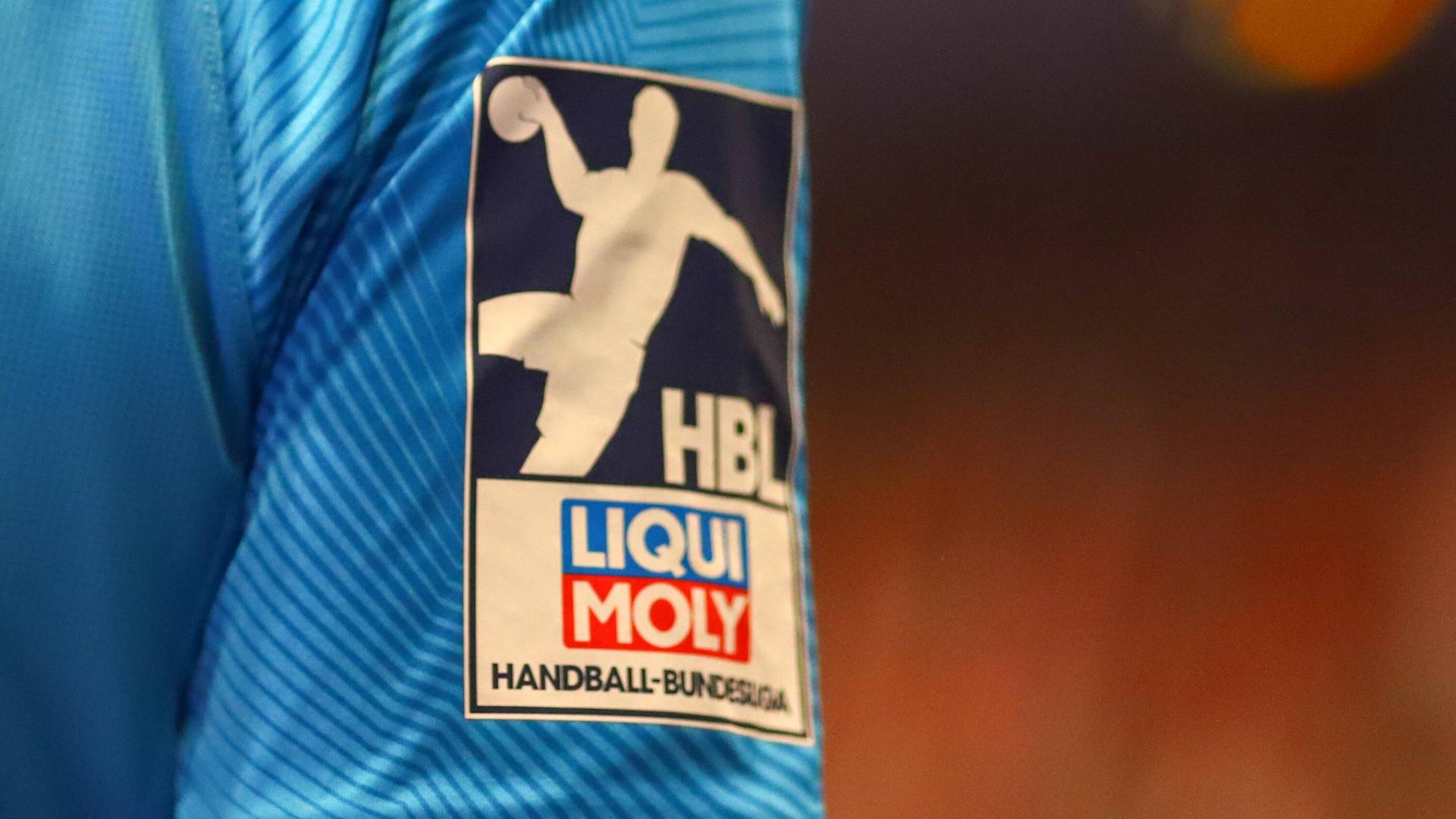 Das Logo der Handball-Bundesliga auf dem Ärmel eines Schiedsrichters.