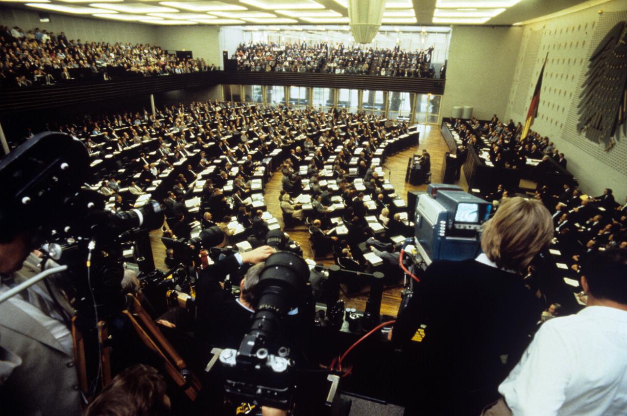 Blick in den Plenarsaal während der Bundestagsdebatte am 01.10.1982 anlässlich des Misstrauensvotums gegen Bundeskanzler Helmut Schmidt. Im Vordergrund stehen Vertreter von Presse und Fernsehen. [dpabilderarchiv]