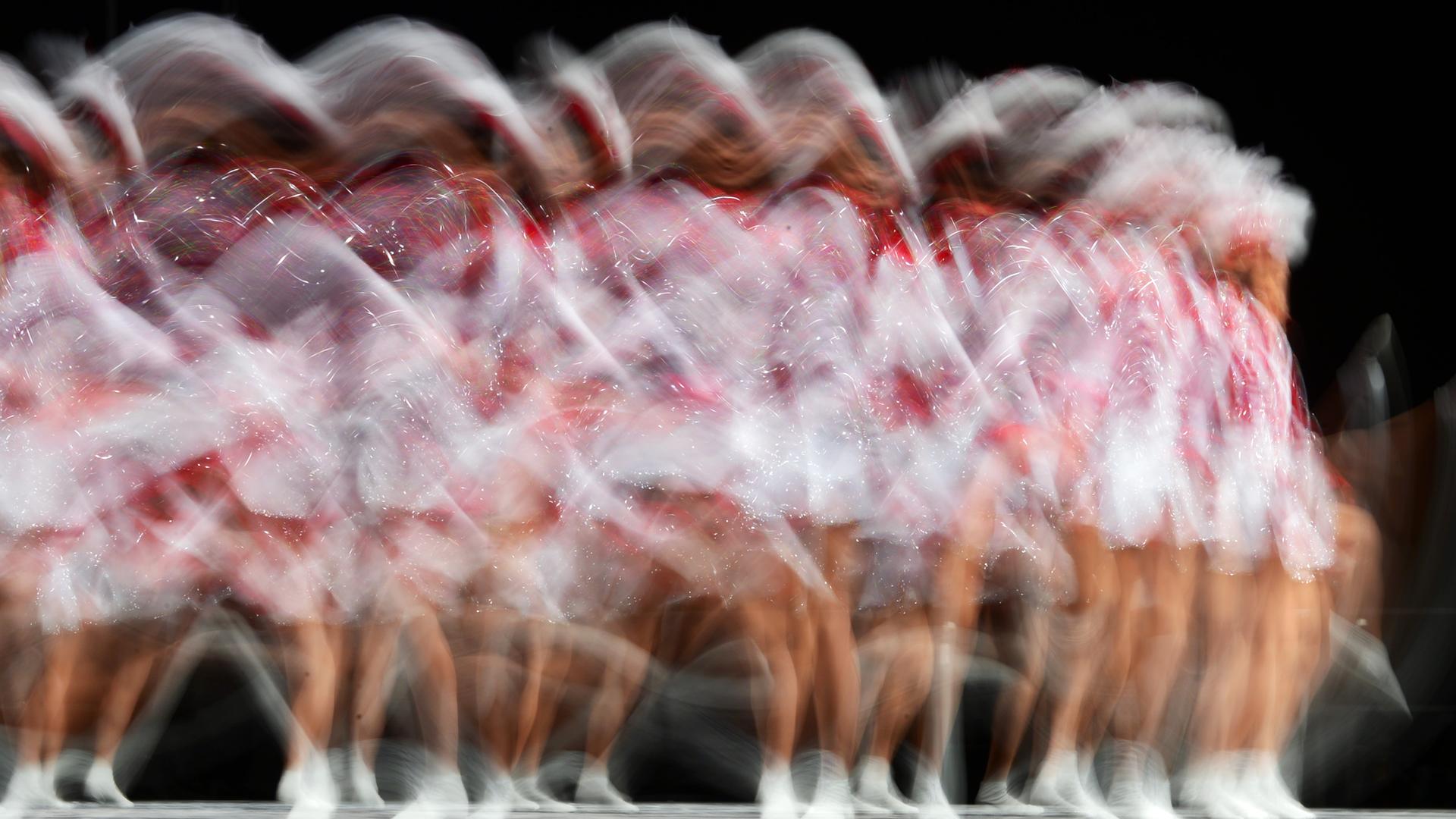 Bei den Deutschen Meisterschaften im karnevalistischen Tanzsport in Erfurt kämpft die Seniorengarde der Tanzsportgarde KG Rote Funken Harsewinkel um eine gute Wertung. Bei den Deutschen Meisterschaften im karnevalistischen Tanzsport in Erfurt kämpft die Seniorengarde der Tanzsportgarde KG Rote Funken Harsewinkel um eine gute Wertung.