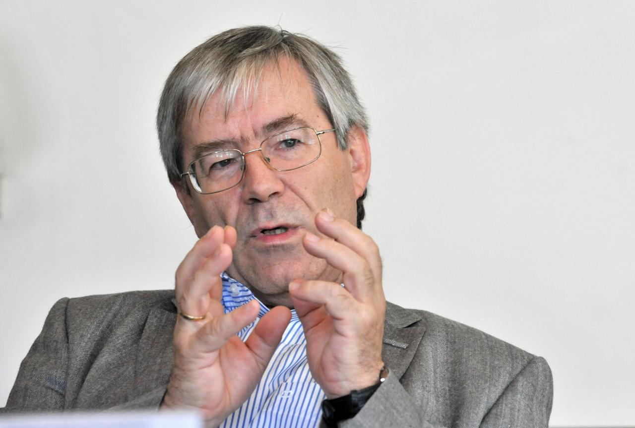 Der Rektor der Jenaer Friedrich-Schiller-Universität, Klaus Dicke, spricht am Montag (16.07.2012) während einer Pressekonferenz in Jena. Die Universität informiert über den Stand der Vorbereitungen für das geplante Kompetenzzentrum Rechtsextremismus. Es soll den Wissensstand zum dem Thema dokumentieren und neue Forschungen anstoÃen. Foto: Martin Schutt dpa/lth Der Rektor der Jenaer Friedrich-Schiller-Universität, Klaus Dicke, spricht am Montag (16.07.2012) während einer Pressekonferenz in Jena. Die Universität informiert über den Stand der Vorbereitungen für das geplante Kompetenzzentrum Rechtsextremismus. Es soll den Wissensstand zum dem Thema dokumentieren und neue Forschungen anstoÃen. Foto: Martin Schutt dpa/lth