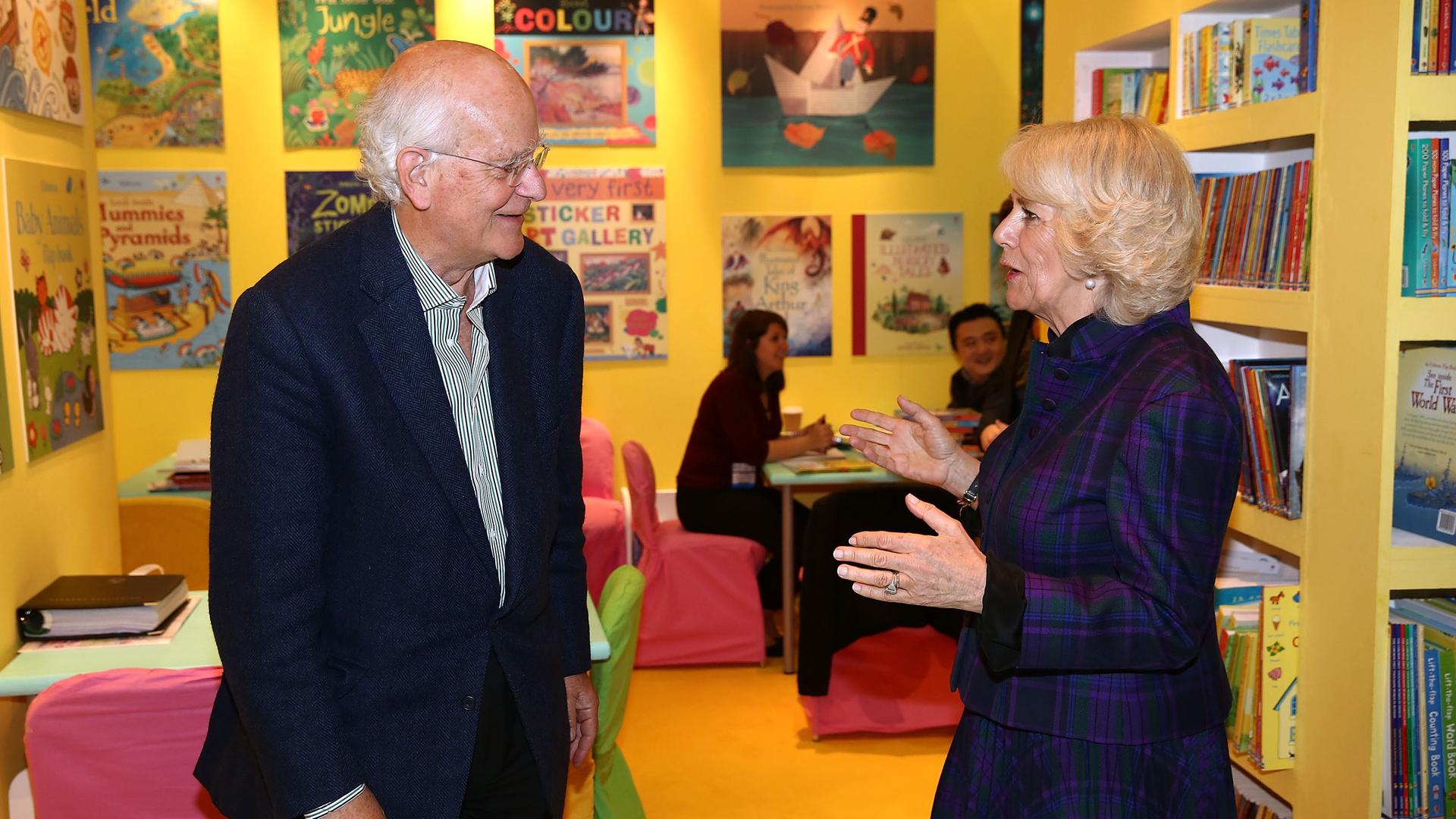Der Kinderbuch-Verleger Peter Usborne mit der heutigen Königsgemahlin Camilla im Jahr 2014. Der Kinderbuch-Verleger Peter Usborne mit der heutigen Königsgemahlin Camilla im Jahr 2014.