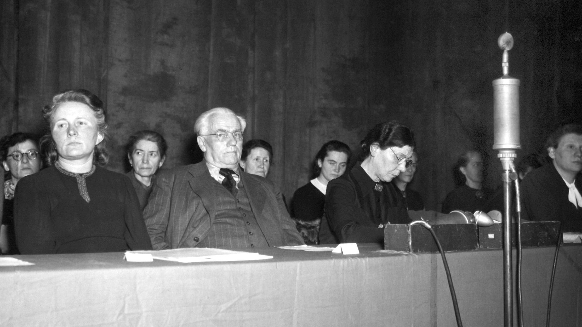 (l-r): Käthe Kern (SPD), Wilhelm Pieck (M, KPD), Frau Wohlgemuth (SPD) und Elli Schmidt (KPD) im März 1946 im Berliner Admiralspalast während eines Treffens zur Vorbereitung der Vereinigung von SPD und KPD zur SED im Osten Deutschlands. (l-r): Käthe Kern (SPD), Wilhelm Pieck (M, KPD), Frau Wohlgemuth (SPD) und Elli Schmidt (KPD) im März 1946 im Berliner Admiralspalast während eines Treffens zur Vorbereitung der Vereinigung von SPD und KPD zur SED im Osten Deutschlands.