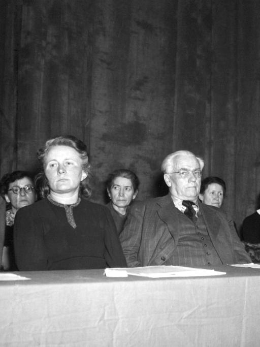 (l-r): Käthe Kern (SPD), Wilhelm Pieck (M, KPD), Frau Wohlgemuth (SPD) und Elli Schmidt (KPD) im März 1946 im Berliner Admiralspalast während eines Treffens zur Vorbereitung der Vereinigung von SPD und KPD zur SED im Osten Deutschlands. 