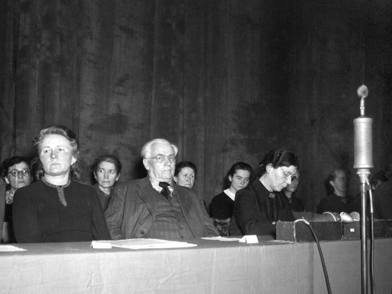 (l-r): Käthe Kern (SPD), Wilhelm Pieck (M, KPD), Frau Wohlgemuth (SPD) und Elli Schmidt (KPD) im März 1946 im Berliner Admiralspalast während eines Treffens zur Vorbereitung der Vereinigung von SPD und KPD zur SED im Osten Deutschlands. 