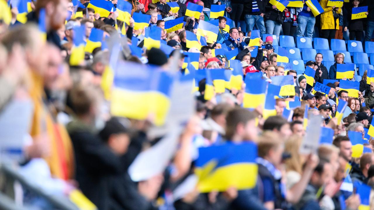 Ukraineflaggen bei einem Benefiz-Fußballspiel in Deutschland