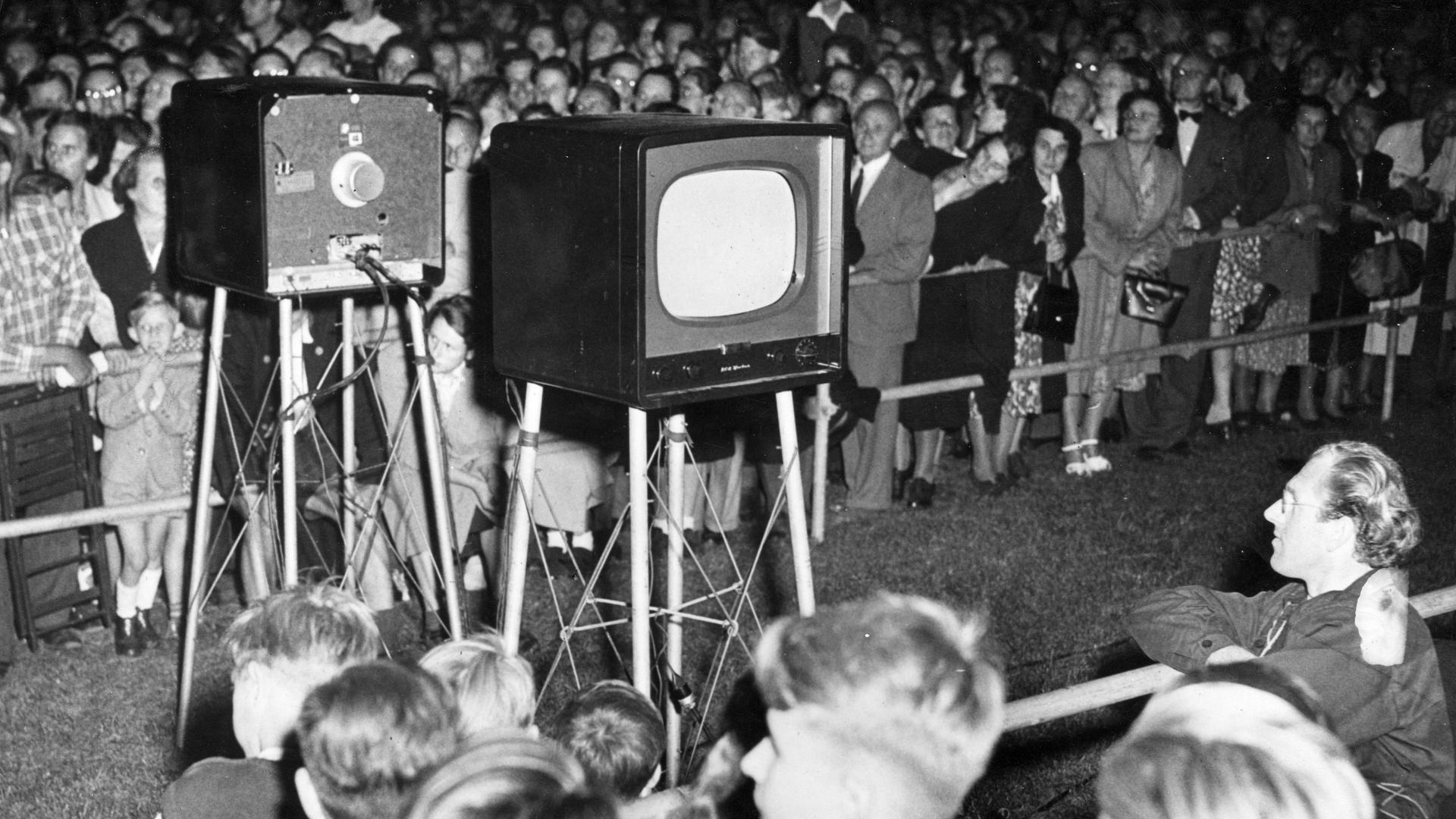 Anfang der 1950er-Jahre: Vorführung von Fernsehapparaten in Berlin Anfang der 1950er-Jahre: Vorführung von Fernsehapparaten in Berlin