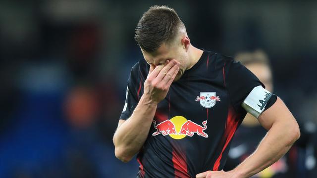 Oberkörper-Aufnahme Der Fußball-Spieler Orban von dem Verein RB Leipzig. Er trägt ein schwarzes Trikot mit roten Streifen. 