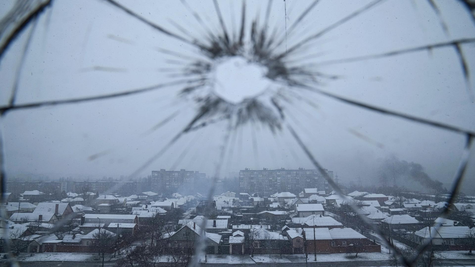 Ein zerschossenes Fenster in einem Krankenhaus in Mariupol im Osten der Ukraine.