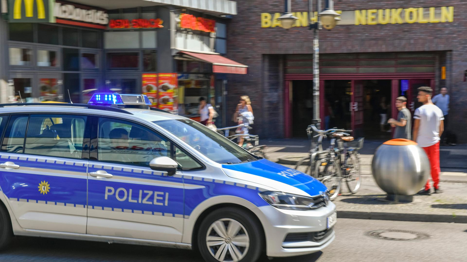 Polizei, S-Bahnhof Neukoelln, Berlin, Deutschland Polizei, S-Bahnhof Neukoelln, Berlin, Deutschland