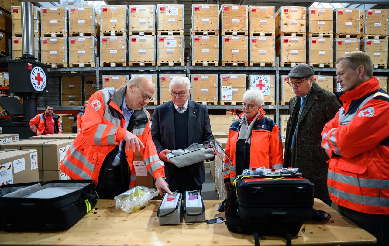 Bundespräsident Frank-Walter Steinmeier (2.v.l.) besucht zusammen mit Oleksii Makeiev (2.v.r.), Botschafter der Ukraine in Deutschland, das Logistikzentrum vom Deutschen Roten Kreuz (DRK) am Flughafen Berlin-Brandenburg und wird dort von Christof Johnen (l), Leiter Internationale Zusammenarbeit, Gerda Hasselfeldt (3.v.r.), DRK-Präsidentin, und Christian Reuter (r), DRK-Generalsekretär, durch die Halle geführt. Im DRK-Logistikzentrum werden Hilfsgüter und technische Hilfsmittel für die Ukraine aufbereitet und verladen. Bundespräsident Frank-Walter Steinmeier (2.v.l.) besucht zusammen mit Oleksii Makeiev (2.v.r.), Botschafter der Ukraine in Deutschland, das Logistikzentrum vom Deutschen Roten Kreuz (DRK) am Flughafen Berlin-Brandenburg und wird dort von Christof Johnen (l), Leiter Internationale Zusammenarbeit, Gerda Hasselfeldt (3.v.r.), DRK-Präsidentin, und Christian Reuter (r), DRK-Generalsekretär, durch die Halle geführt. Im DRK-Logistikzentrum werden Hilfsgüter und technische Hilfsmittel für die Ukraine aufbereitet und verladen.
