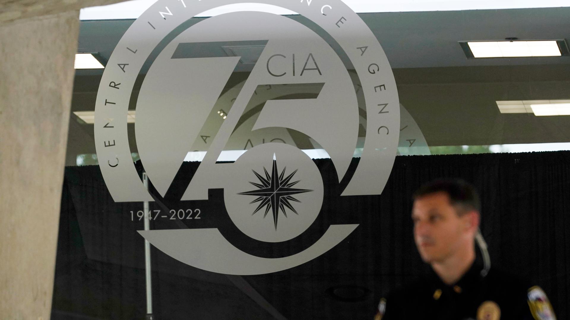 Am Haupteingang des CIA-Gebäudes in Langley ist das CIA-Logo mit dem 75. Jubiläum und den Jahreszahlen (1947-2022) zu sehen Am Haupteingang des CIA-Gebäudes in Langley ist das CIA-Logo mit dem 75. Jubiläum und den Jahreszahlen (1947-2022) zu sehen