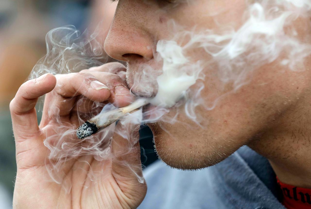 Ein Mann raucht einen Joint während einer Demonstration in Berlin am 20.04, dem weltweiten Aktionstag fuer den legalen Marihuana-Konsum. Ein Mann raucht einen Joint während einer Demonstration in Berlin am 20.04, dem weltweiten Aktionstag fuer den legalen Marihuana-Konsum.
