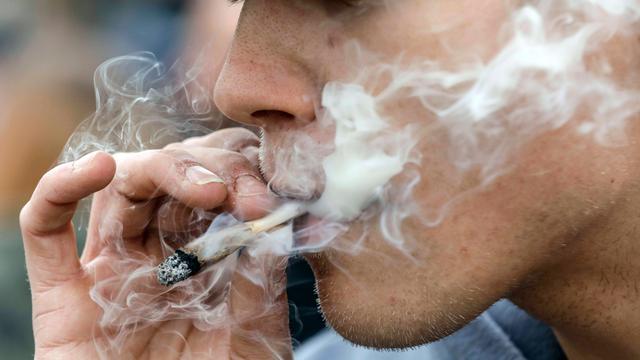 Ein Mann raucht einen Joint während einer Demonstration in Berlin am 20.04, dem weltweiten Aktionstag fuer den legalen Marihuana-Konsum. 