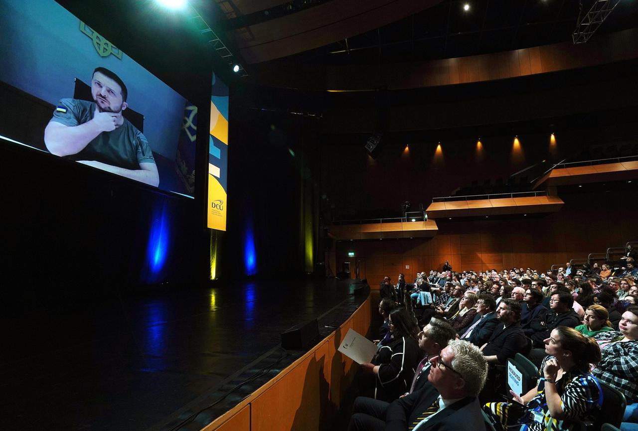 Der ukrainische Präsident Selenskyj in einer Videoansprache bei einer internationalen Konferenz in Dublin. Der ukrainische Präsident Selenskyj in einer Videoansprache bei einer internationalen Konferenz in Dublin.
