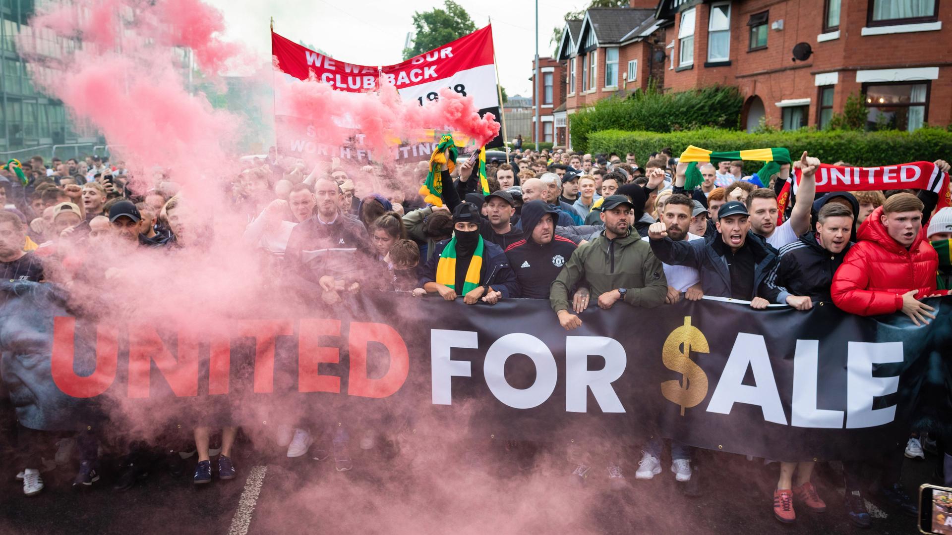 Manchester-United-Fans bei einem Protestmarsch zum Stadion Old Trafford. Manchester-United-Fans bei einem Protestmarsch zum Stadion Old Trafford.